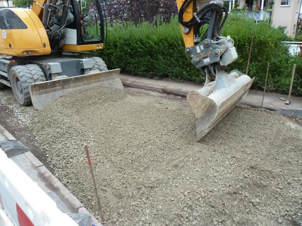 Einbau von Tragschichtmaterial