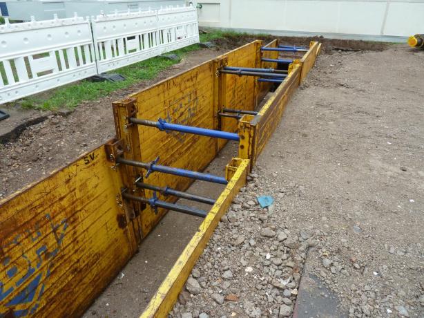 Rohrgrabenverbau bei Fernwärmearbeiten in Arnstadt